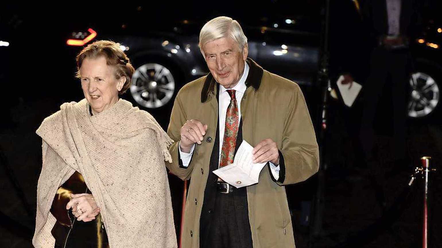 Oud-premier Dries van Agt (93) hand in hand met zijn vrouw Eugenie ...